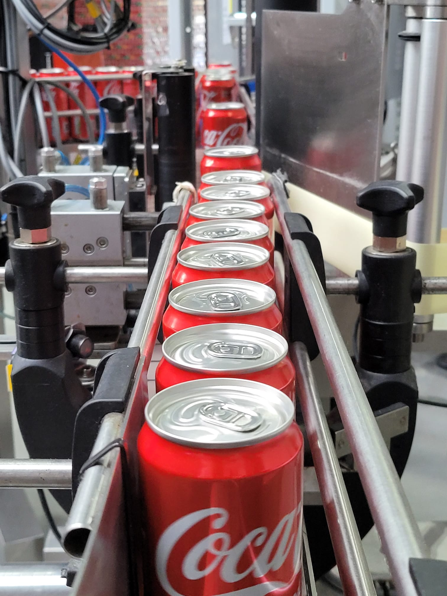 Cans during label aplication