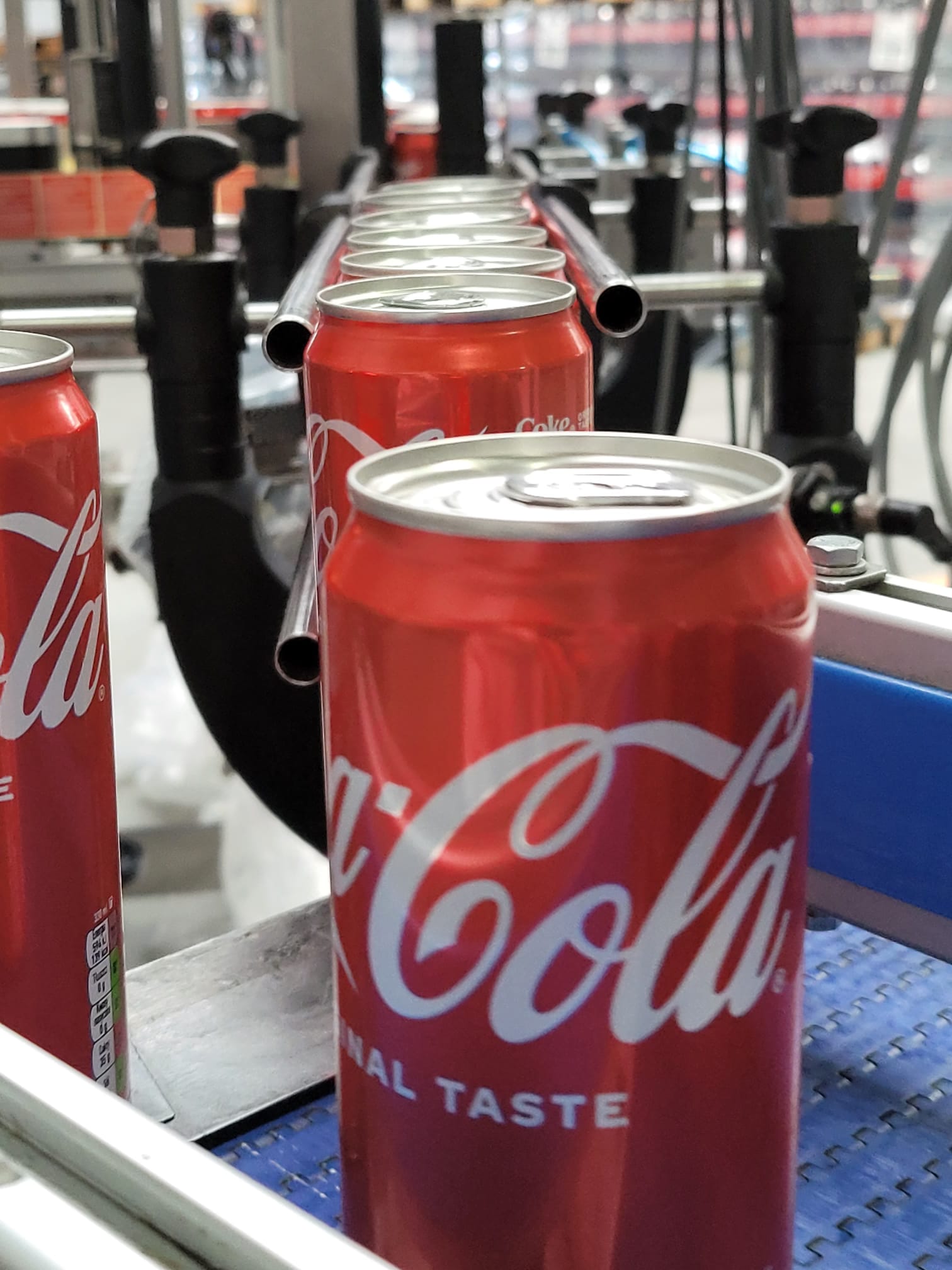 Polish 330 ml cans during label application 2